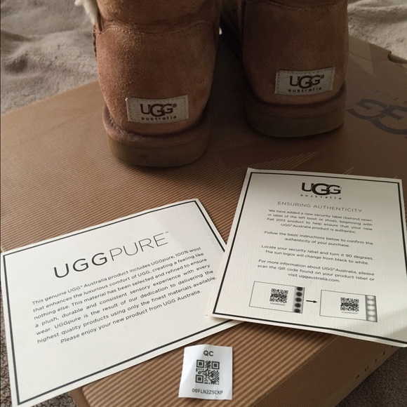 Bailey Button Uggs - Picture 2 of 4